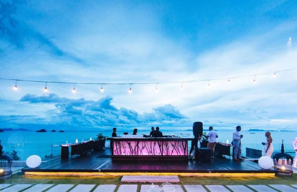 Air Rooftop Bar