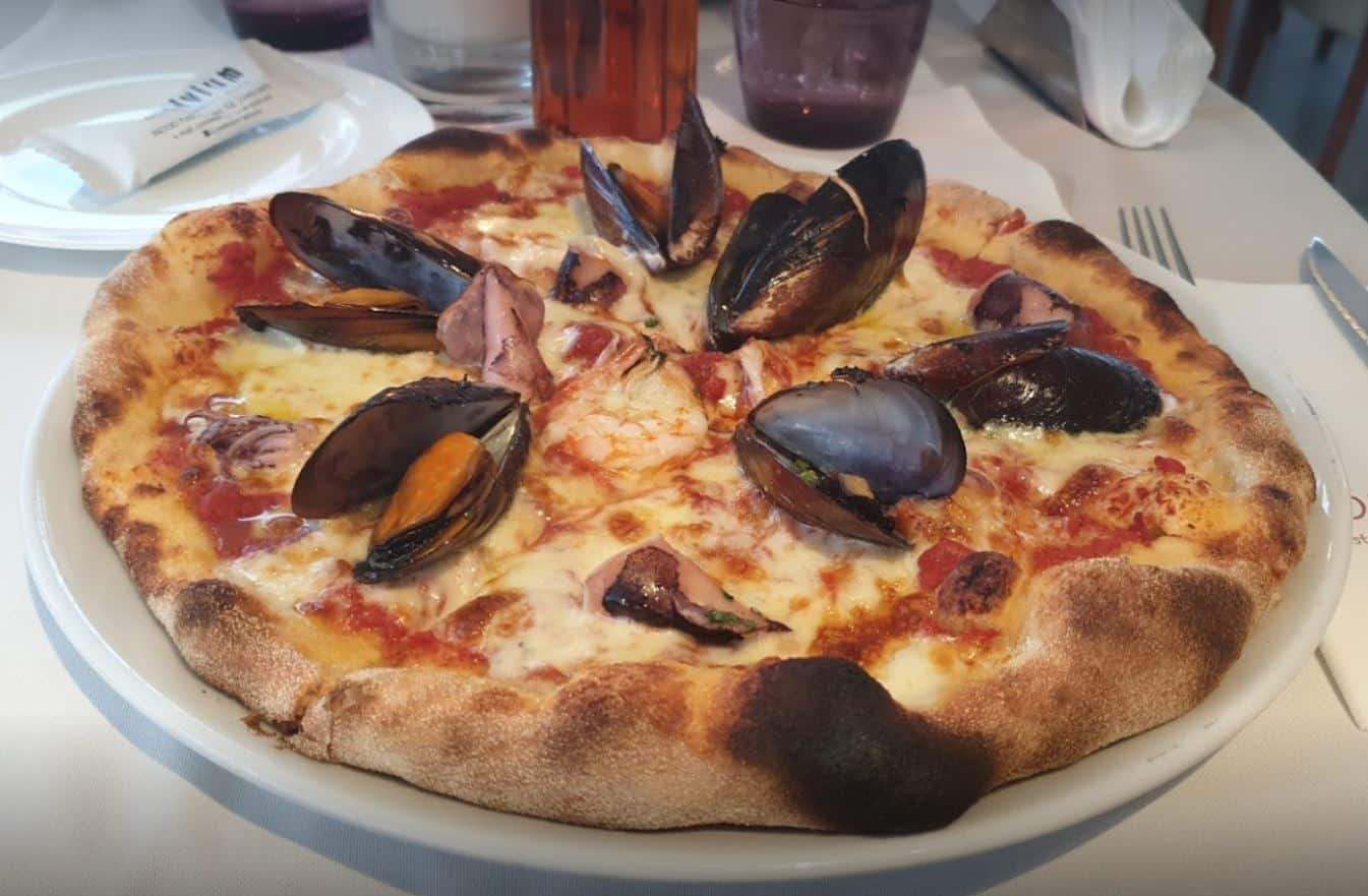 7 of the best pizzas in Santorini