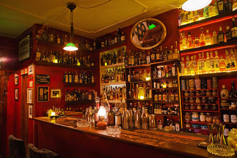 The bar is designed around the 20’s jazz, culture and elegance. 